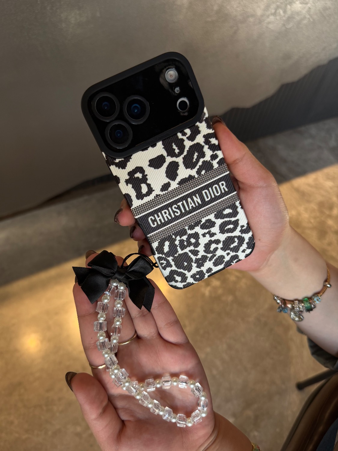 قاب آیفون Dior black&white(بند جداگانه)