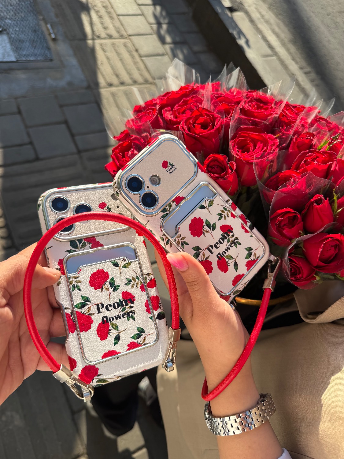 قاب آیفون red rose flowers دارای بند چرمی و جای کارت