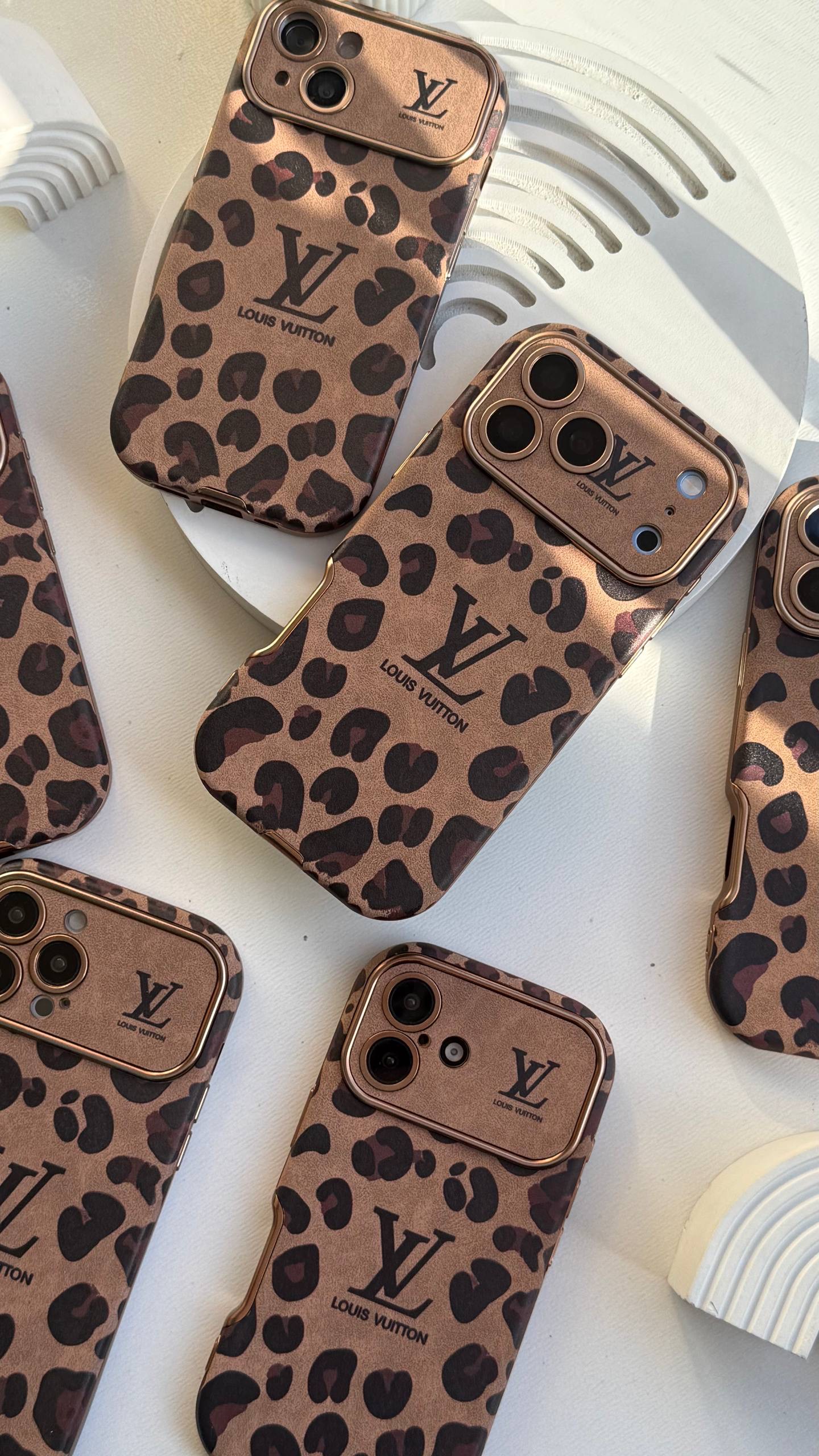 قاب Louis Vuitton Leopard Golden